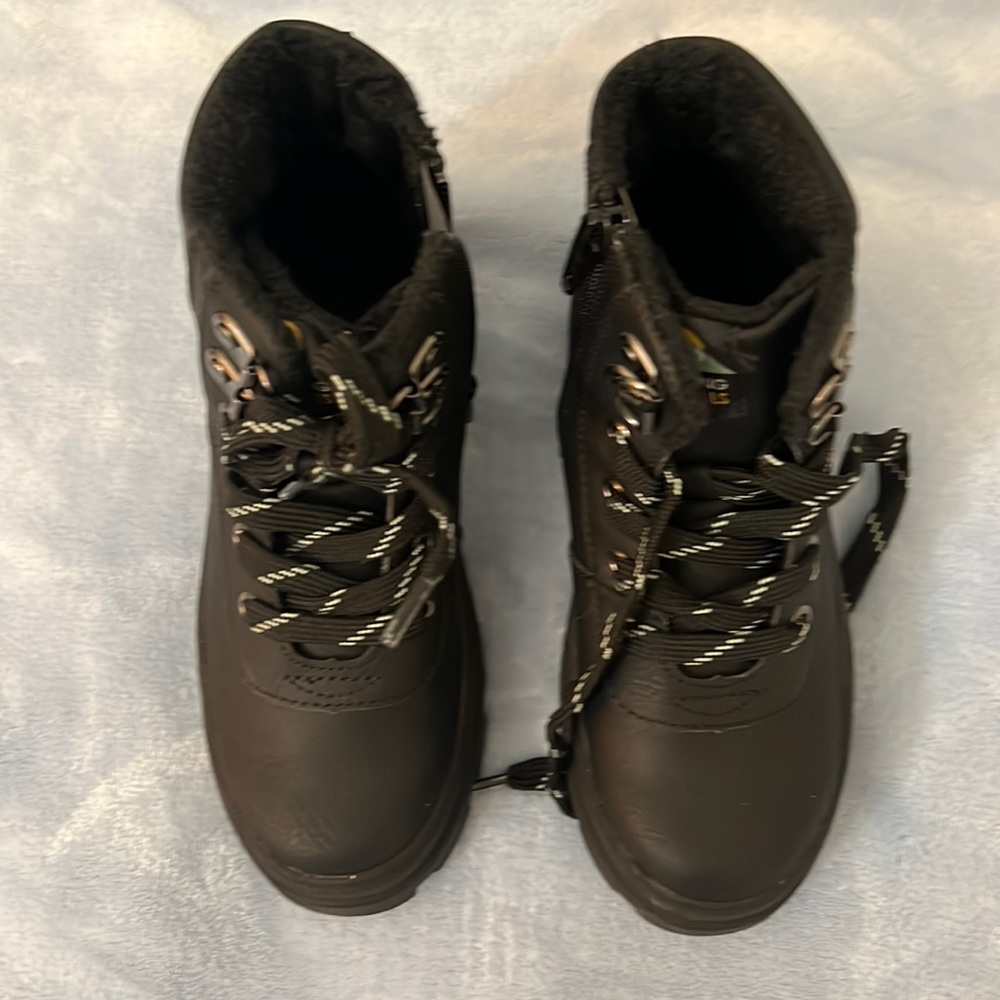 Snow boots